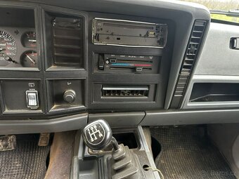 Jeep Cherokee 2.5 Benzín - 16