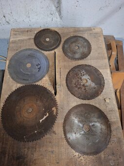 Stará stolní kotoučová pila. - 16