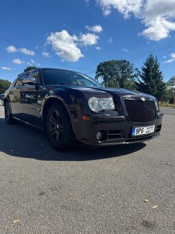 Vínový Chrysler 300c Touring. 3.5V6 183kw RWD - 16