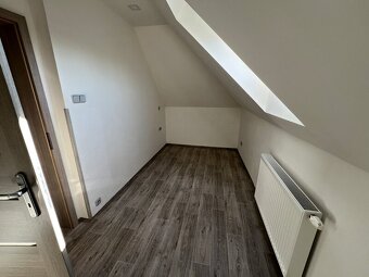Unikátní dvougenerační vila, pozemek 540m2, studna, Hradec K - 16