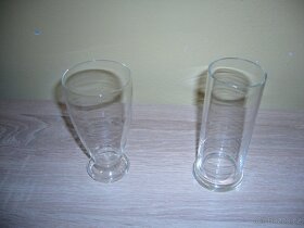 Různé hrnky a skleničky. - 16