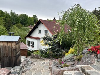 Rodinný dům 330m2 + zahrada 1737m2, 2 bytové jednotky, garáž - 16