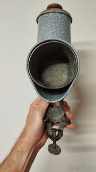 Velmi starý velký mlýnek na strouhanku  IDA - 16