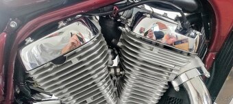 Suzuki Intruder VS 800 - 16