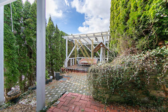 Prodej, rodinný dům se dvěma bytovými jednotkami, 213 m², Re - 16