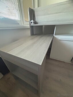 Vyvýšená postel se stolem - 16
