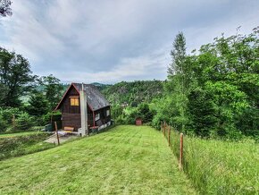 Pozemek nad řekou Berounkou s chatou s přiděleným číslem evi - 16