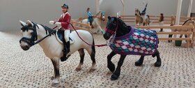 Schleich koně, stáje, sanitka, přepravní auto, mycí box - 16