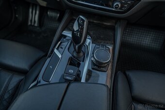 BMW M550d xDrive Touring, M-Technic, HUD, dověry... - 16