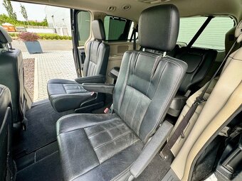 LANCIA VOYAGER 2.8CRD GOLD STOWnGO 7 míst - 16