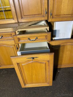 Masivní kuchyňská linka bez spotřebičů - 16