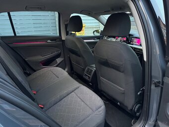 Volkswagen Golf VIII 1.0 eTSI/DSG/ČR-2. majitel/Life/28 tkm - 16