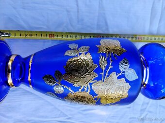 Modrá skleněná váza se zlatým motivem - 16