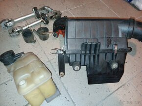 BMW E30 - filtrbox, hadice, znaky, střešní lišta - 6 vál - 16