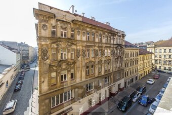 Prostorný a slunný byt 2+kk v klidné části centra Prahy - 16