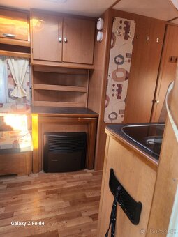 Na prodej: Dvouosý karavan LMC 570 – plně soběstačný, ideáln - 16