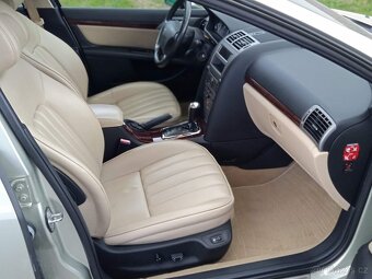 PEUGEOT 407 3.0V6 PLATINUM//155KW//XENON//KŮŽE - 16