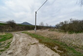 Malý pozemek u silničního přivaděče - 16