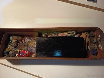 Šicí stroj Bobbin se starožitnou výbavou - 16