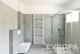 Novostavba rodinného domu 4+kk, pozemek 800m2, 15minut od ok - 16