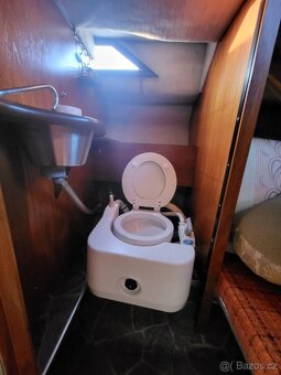 Kajutová motorová loď Draco 25 Twin Cab, zánovní vlek 3500Kg - 16