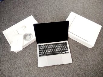 MacBook Air 13 palců M2 8 GB RAM 256 ssd 170 cyklů - 16