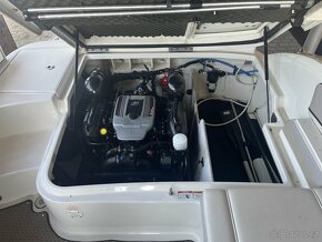 Laminátová sportovní loď SeaRay 240 Sundeck - 16