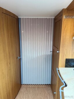 Knaus Royale 580 ~ Extra velká postel - 16