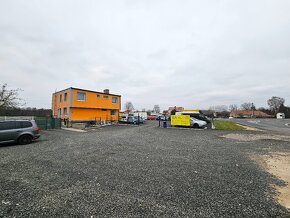 Nabízíme na pronájmem pozemek vhodný na autobazar, parkování - 16