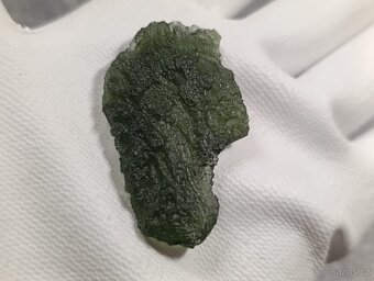 Vltavín z Chlumu 14,36 g , težkký krásný sbírkový + stojánek - 16