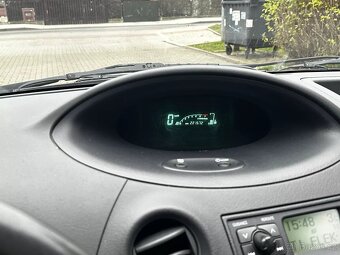 Toyota Yaris 1.0 VVT-i Klima Nová STK 5 dveří Rok 2005 - 16