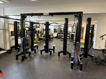 Vybavení fitness centra - posilovací stroje - 16