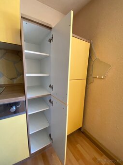 Moderní kuchyňská linka se spotřebiči - 16