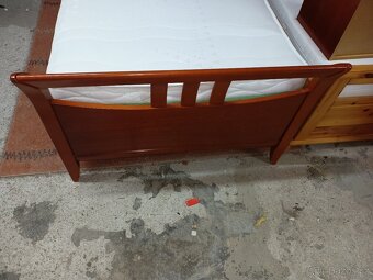 Prodám krásnou bytelnou postel 100 x 200 cm s nočním stolkem - 16