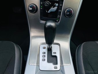 Volvo XC60 2.4D 5VÁLEC 4x4 AUTOMAT NAVIGACE SENZORY - 16