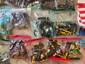 LEGO IDEAS PIRÁTI 21322 Zátoka pirátů z lodě Barakuda - 16