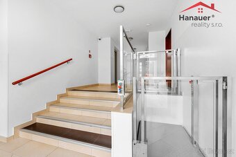 Prodej bytu 2+kk, 58 m2 s velkým balkonem a garážovým stáním - 16