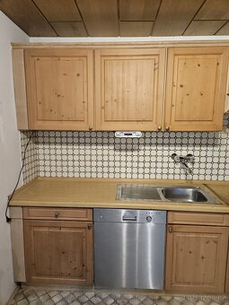Moderní kuchyňská linka se spotřebiči - 16