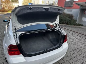 BMW Řada 3 E90 320i 110kW Sedan Navi Aut. klima Šíbr ALU R18 - 16