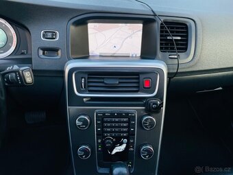 Volvo V60 2.4 D5 151KW AUTOMAT KAMERA VÝHŘEV TAŽNÉ - 16