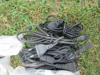 Propojovací kabely a konektory cinch a scart + síťové šňůry. - 16