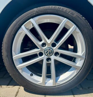 Volkswagen Golf VII kombi 2.0 TDi 110kW bez AdBlue - 16