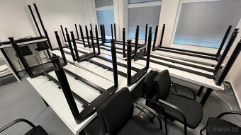 Kancelař nabytek velké množstvi stoly skřině různé - 16