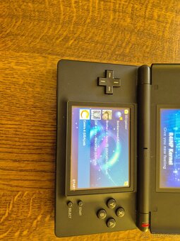 Nintendo DS Lite s příslušenstvím. - 16