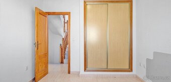Prostorný dvoupodlažní dům 4+1 s terasou, balkonem ŠPANĚLSKO - 16