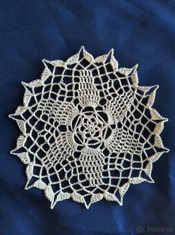 Ručně háčkované dečky  20 cm - 16