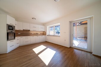 Rodinný dům 5+1 po rekonstrukci, Buchlovice, pozemek 463m2 - 16