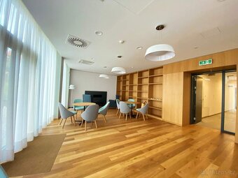Prodej bytu 1+kk 45 m2 s balkonem, sklepem a garážovým stání - 16