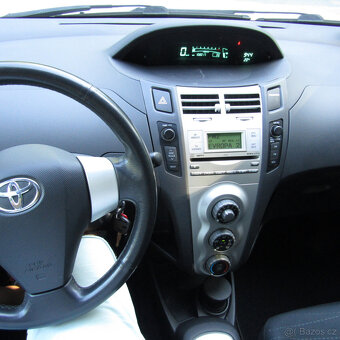Toyota Yaris II 1,3VVT-i 64kw, AUTOMAT, Klimatizace - 16