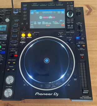 Pár CDJ 2000 NXS-2 a mixážní pult DJM 900 NXS-2 s letovým po - 16